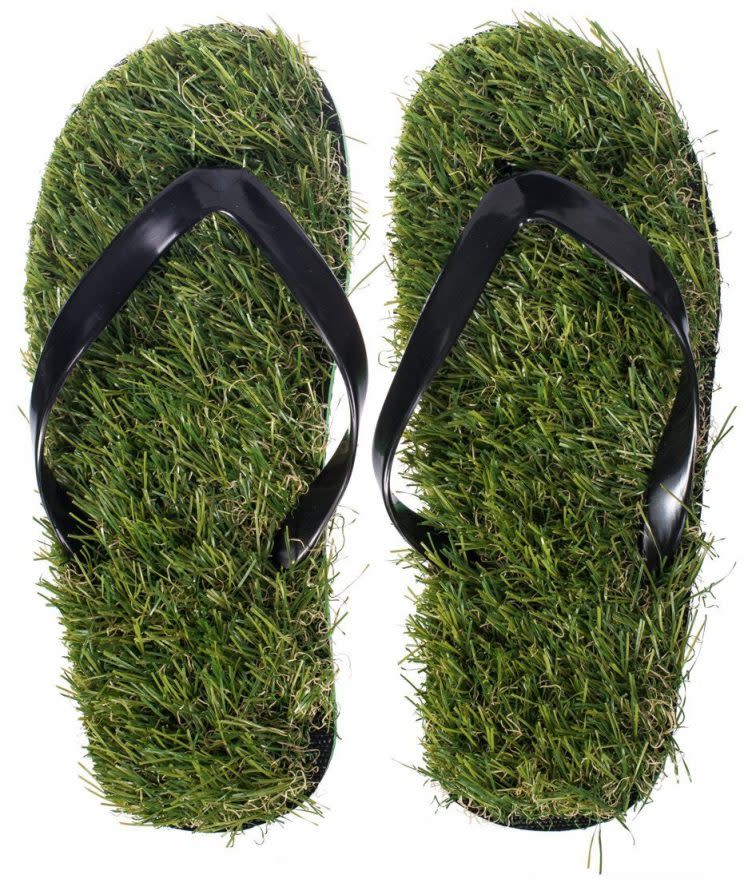 Unschlagbar: Das Tragegefühl von Gras-Flip-Flops. (Bild: Amazon)