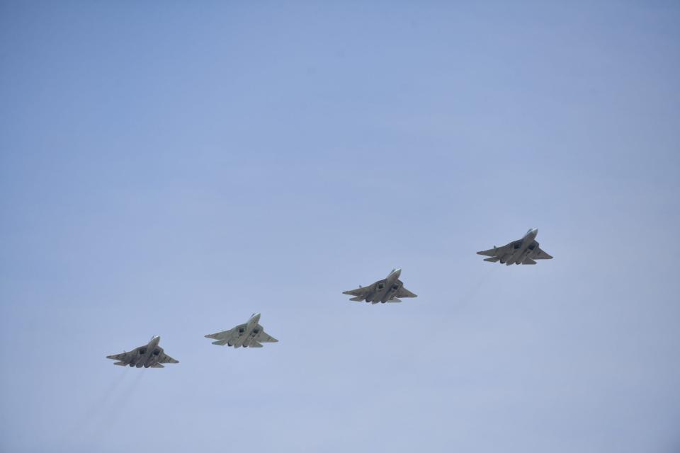 Russische Kampfjets des Typ Su-57 proben für eine Parade. - Copyright: picture alliance/Picvario LLC/Komsomolskaya Pravda