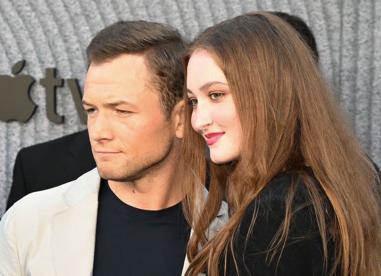 Taron Egerton con Karsen Liotta, hija de Ray Liotta, en la premiere de Black Bird