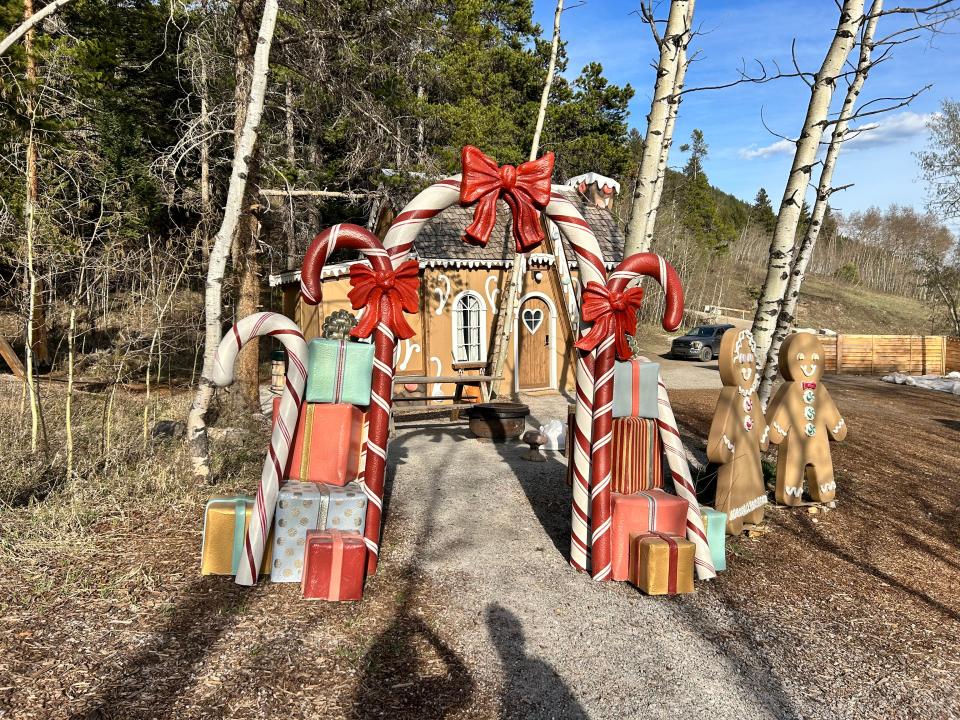 gingerbread house gift arch and two gingerbread men