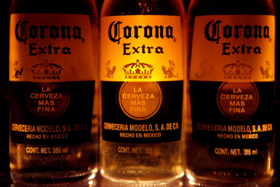 <p>En 2017 se vendieron 28,8 millones de hectolitros de la mexicana Corona, la más importada en Estados Unidos y que también cuenta con gran éxito en Europa (en España se comercializa como Coronita). Las ventas de esta cerveza, fabricada por Grupo Modelo, aumentaron un 10% en el último año. (Foto: Edgar Garrido / Reuters). </p>