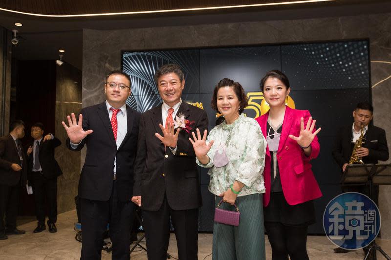 今年是冠軍成立50週年，日前林榮德（左2）與太太，及冠軍建材副董事長的林祐宇（左1），及女兒、董事長特助林孟瑜（右2）全家出席慶祝記者會。