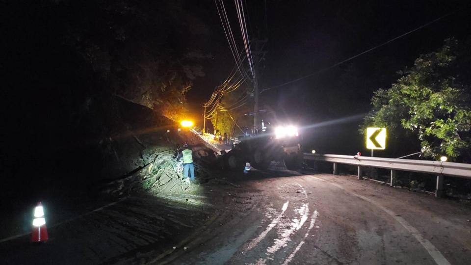 省道台14線約73.3公里處人止關路段邊坡15日晚間坍方，造成雙向道路阻斷，公路總局調派機具搶修中。（公路總局提供）