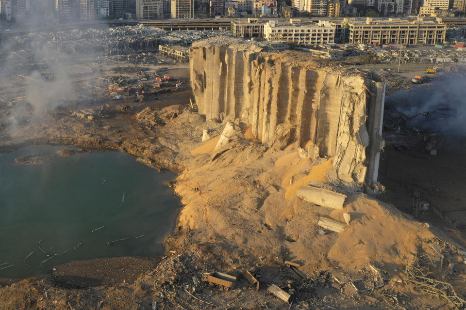 La città è distrutta "così tanto da sembrare Hiroshima", ha detto il governatore della capitale libanese. Auto ed edifici semidistrutti e detriti sulla strada. E in quasi tutto il centro cittadino praticamente nessun edificio è rimasto con i vetri intatti.