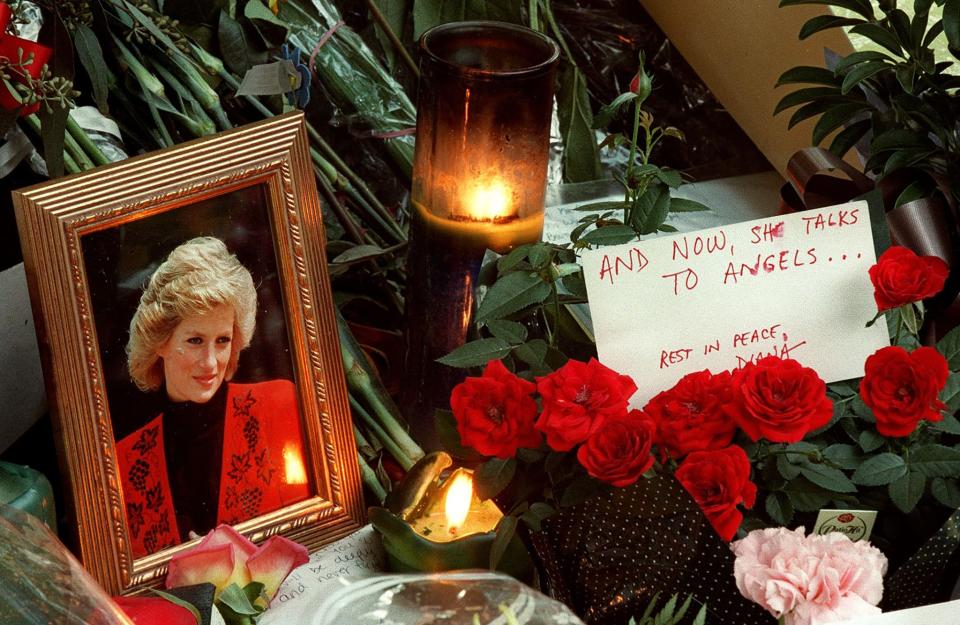 Hommages à la princesse Diana, devant l'ambassade de Grande-Bretagne à Washington, quelques jours après sa mort, en septembre 1997. - Paul J. RICHARDS / AFP