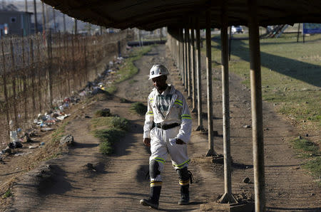 FILE PHOTO: A mine worker returns from the Lonmin mine at the end of his shift, outside Rustenburg, northwest of Johannesburg October 5, 2015. REUTERS/Siphiwe Sibeko/File Photo