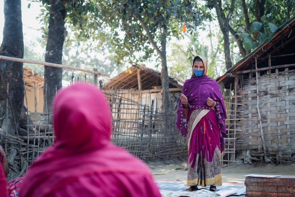 Hason Ara leads a discussion with the group of women farmers she formed, reminding them of the importance of saving, investing and not giving up (WFP/Antoine Vallas)