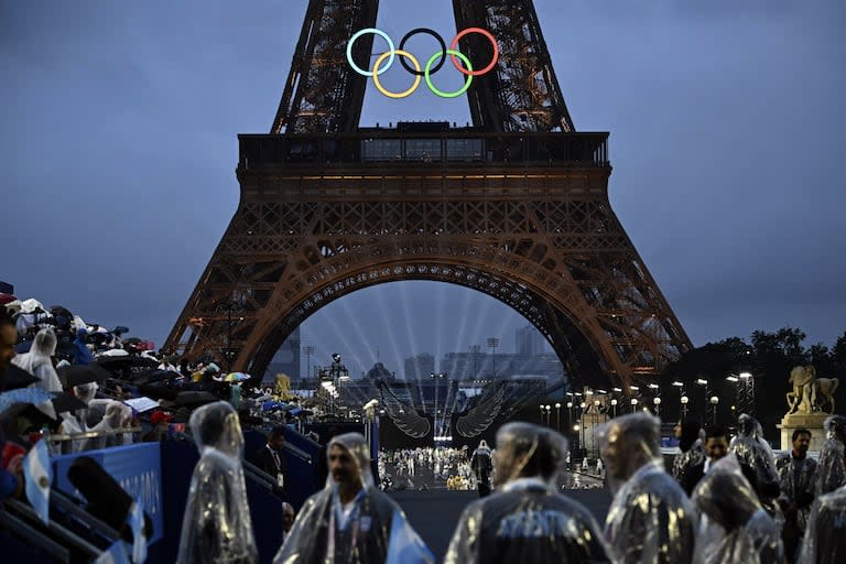 La Torre Eiffel y los anillos olímpicos se iluminan en el Trocadero durante la ceremonia