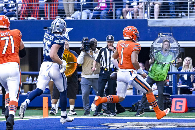 WATCH: Justin Fields sprints for a TD to get the Bears on the board