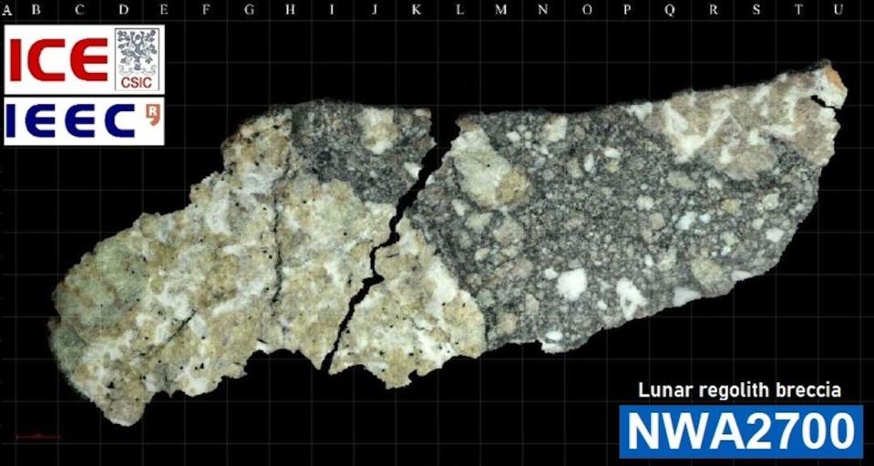 Mosaico de una sección delgada de la brecha regolítica lunar NWA 2700 obtenida por el autor en donde se aprecian sobre una rejilla milimétrica los minerales que conforman el suelo lunar, apelmazados en este tipo de roca fruto de sucesivos impactos. J. M. Trigo-Rodríguez (CSIC-IEEC)