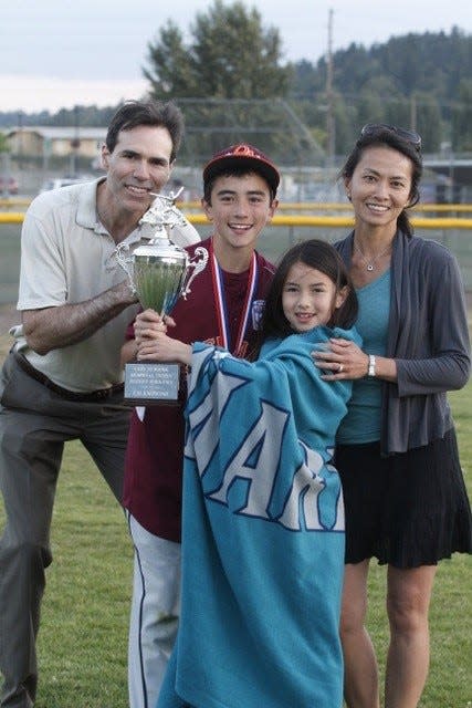 Corbin Carroll con su padre Brant, a la izquierda, su madre, Pey-Lin, a la derecha, y su hermana Campbell, en el medio.