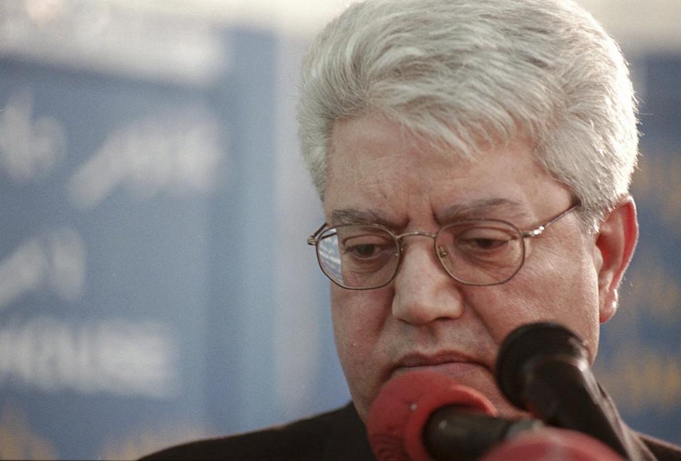 El canciller israelí David Levy ofrece una conferencia de prensa el 4 de enero de 1998, en Tel Aviv, Israel. (AP Foto/Eyal Warshavky, Archivo)