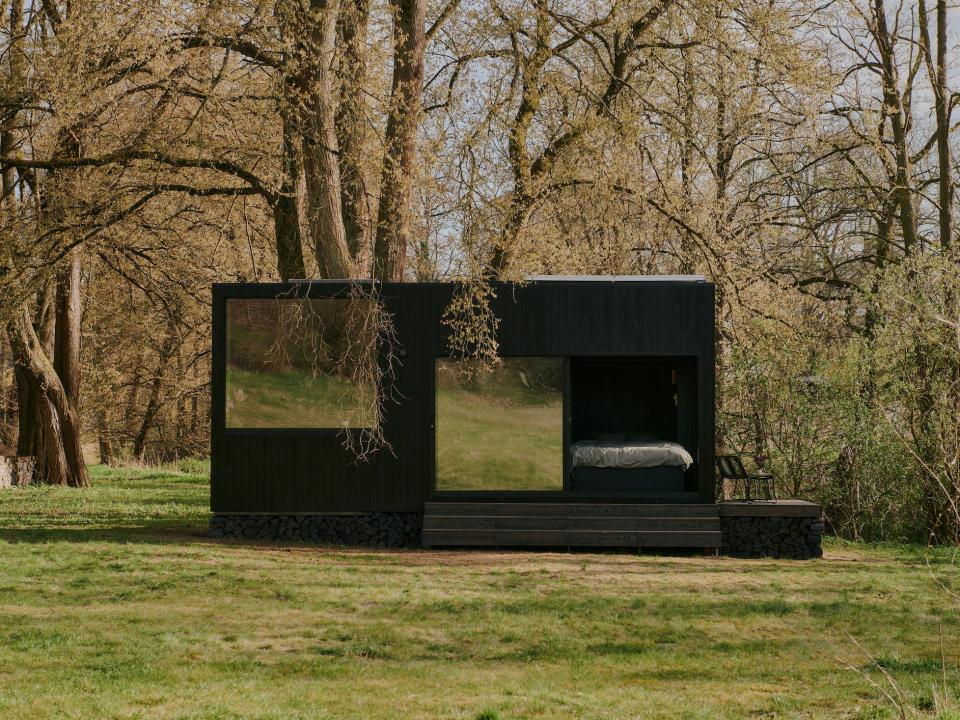 The view of a Raus cabin near trees.