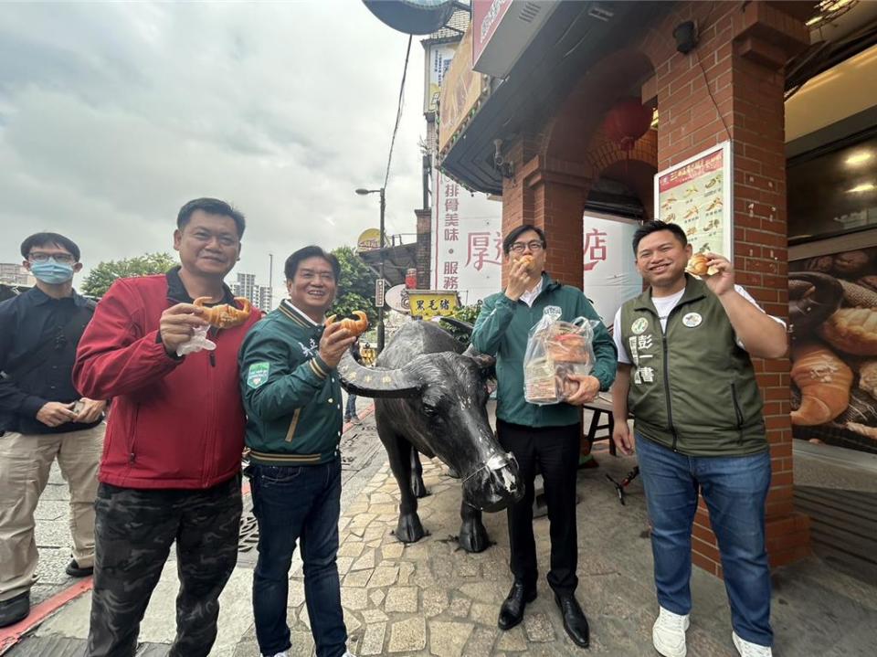 陳其邁前往三峽老街購買名產「金牛角」促進在地經濟，在現場也是吃的津津有味。（劉瑋晴攝）