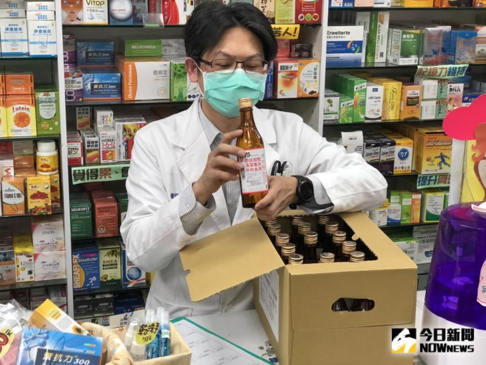 ▲ 75% 防疫酒精即日起陸續送達全台特約健保藥局，每瓶 300ml 售價 40 元。（圖／記者陳致宇攝, 2020.02.19）