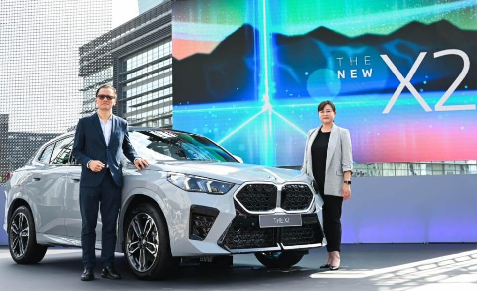 BMW總代理汎德公司總經理李昀潔(右)與BMW Group台港澳執行董事Raymond Tan(左)共同主持新X2上市記者會。(圖片提供：汎德)