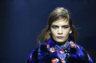 <p>Ein Model präsentiert auf einer Modenschau in Paris eine Kreation der Kenzo Herbst/Winter-Kollektion 2018/2019. (Bild: AP Photo/Thibault Camus) </p>