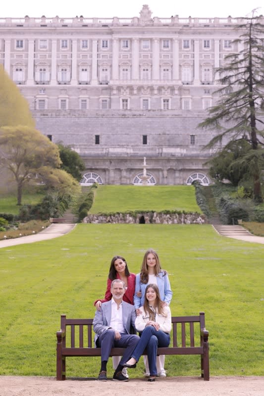 Reyes Felipe y Letizia con sus hijas 