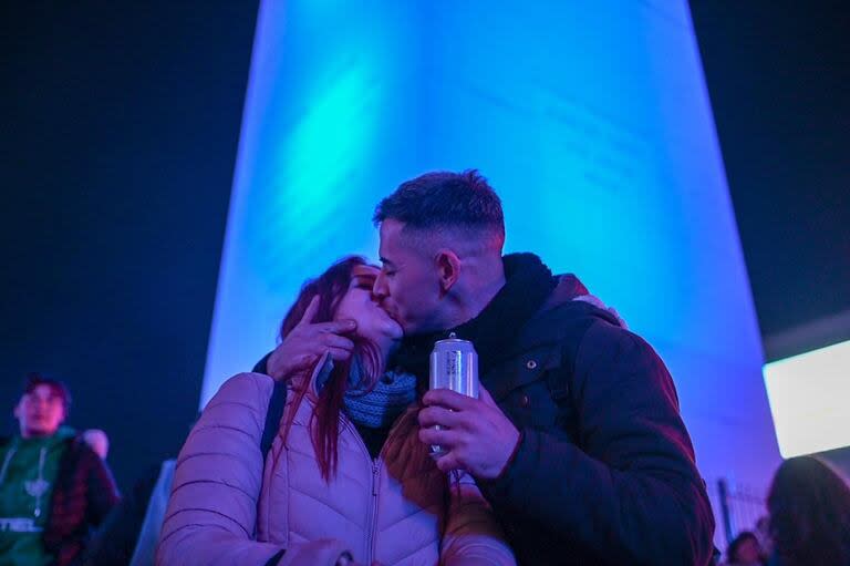 Una pareja, en el Obelisco