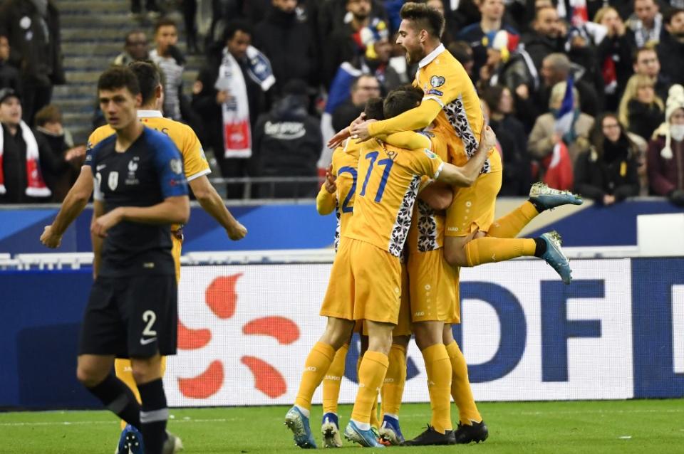 SURPRISE AU STADE DE FRANCE ! Alors que les Bleus dominaient, c'est bien la Moldavie qui ouvre le score dès la 9e minute. Sur une longue transversale, Clément Lenglet rate à deux reprises sa passe en retrait de la tête pour Mandanda. Rata en profite pour trouver le chemin des filets, de neuf mètres, du droit. 1-0 pour la Moldavie à la surprise générale.