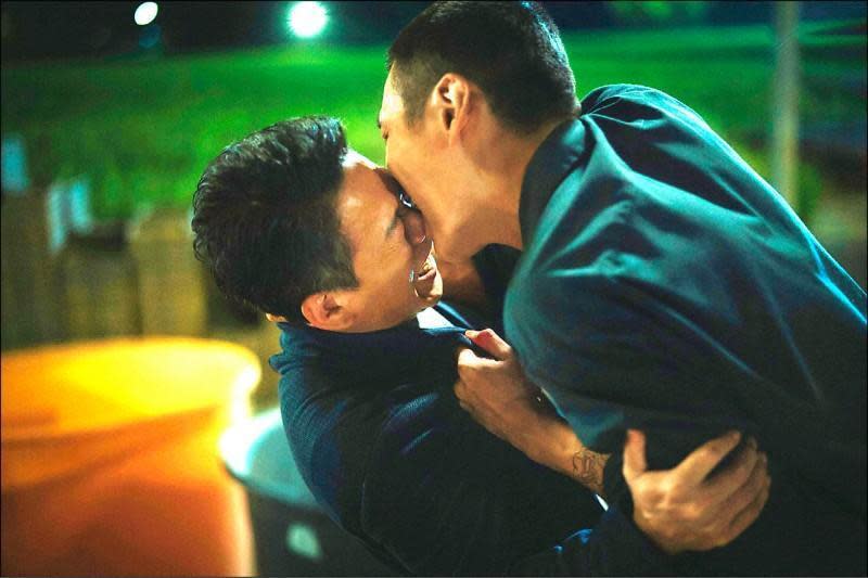 柯震東（右）對電影中和李康生激烈拉扯，咬鼻子的畫面卻很像在接吻。（双喜提供）
