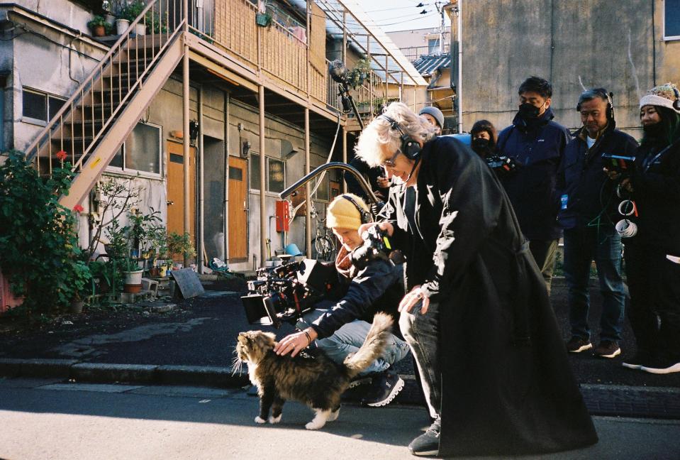 導演文溫德斯與攝影師法蘭茲路斯迪在主角平山先生家門前取景。（圖／甲上娛樂提供）
