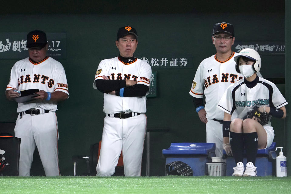 讀賣巨人監督原辰德（圖中）。（AP Photo/Eugene Hoshiko）