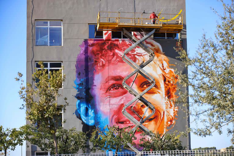 Un mural gigante del piloto italiano Valentino Rossi lució en Valencia, escenario de la última función de la leyenda del motociclismo. 