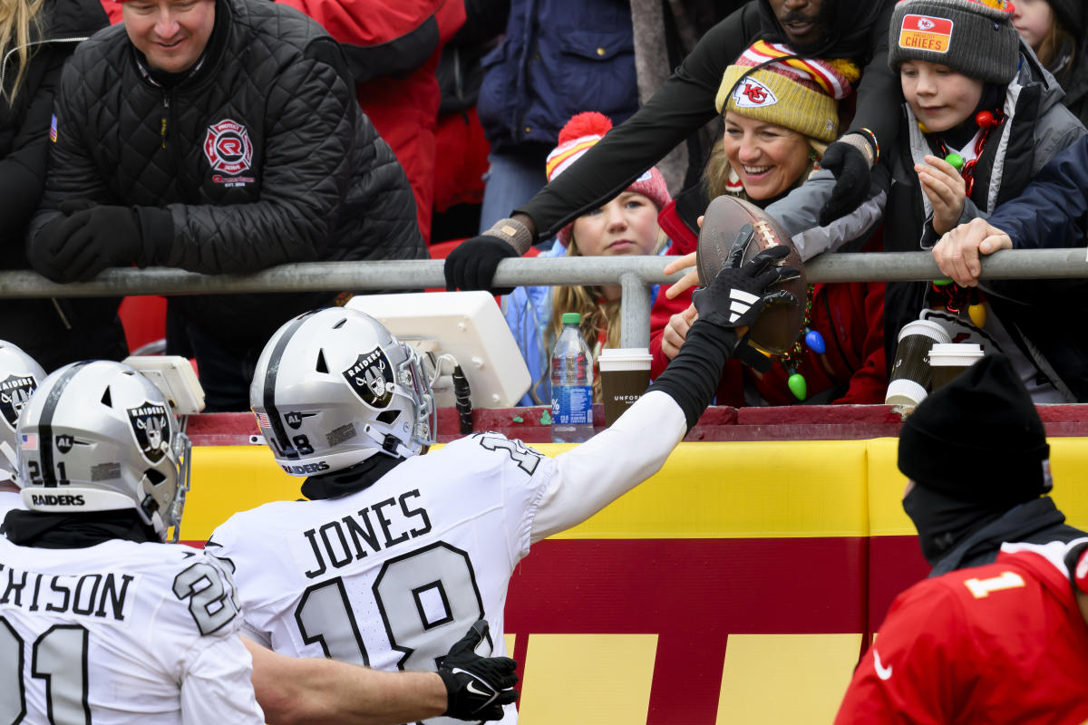 Jack Jones von den Raiders umarmt den inneren Grinch gegen die Chiefs und entreißt dem Kind auf der Tribüne von Kansas City den Ball