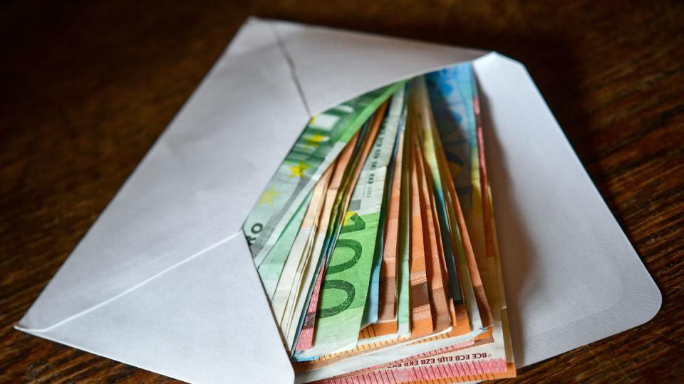 Wer Bargeld findet, bekommt nicht automatisch Finderlohn. Das kann zumindest gelten, wenn die Banknoten bewusst versteckt wurden.