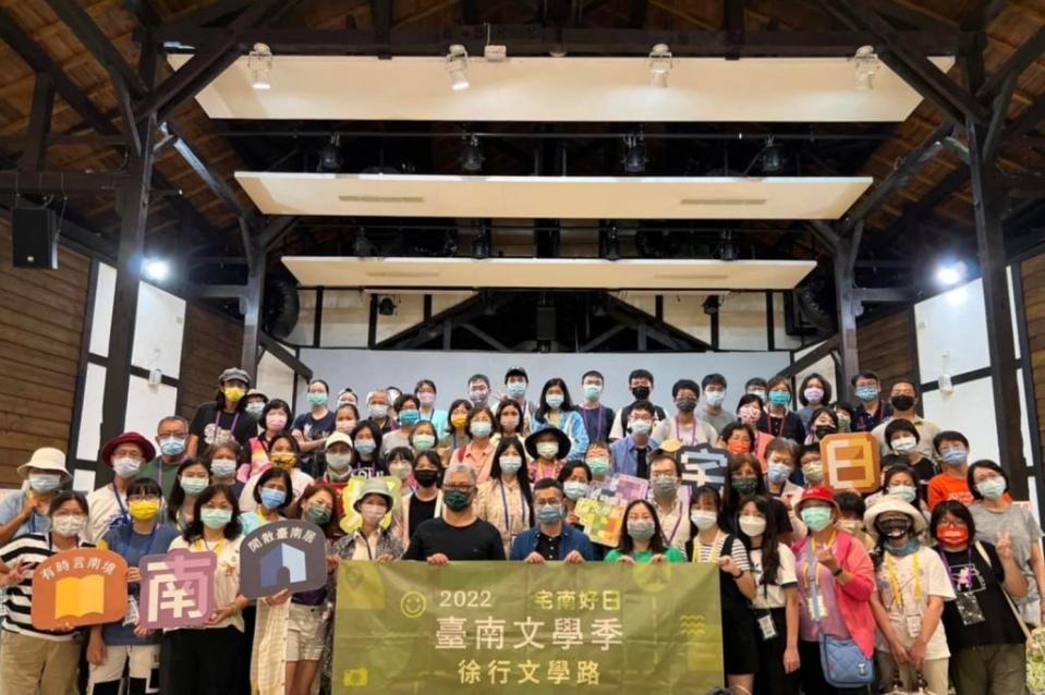 台南文學季推出多元活動邀請民眾參與，一起來體驗屬於台南味的文學，圖為文學營。（文化局提供）