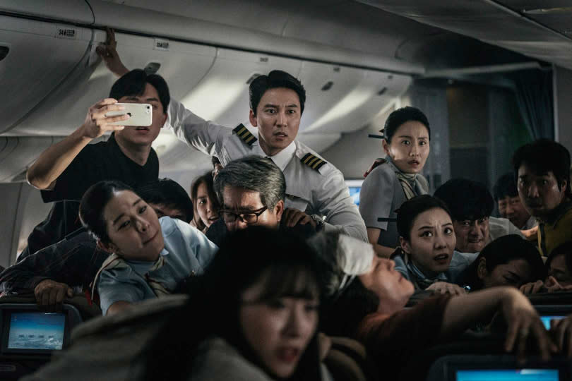 金南佶為電影進行了短期的飛行員訓練，他透露由於《緊急迫降》是一部航空災難片，所以很難找到願意協助的單位。（圖／車庫提供）