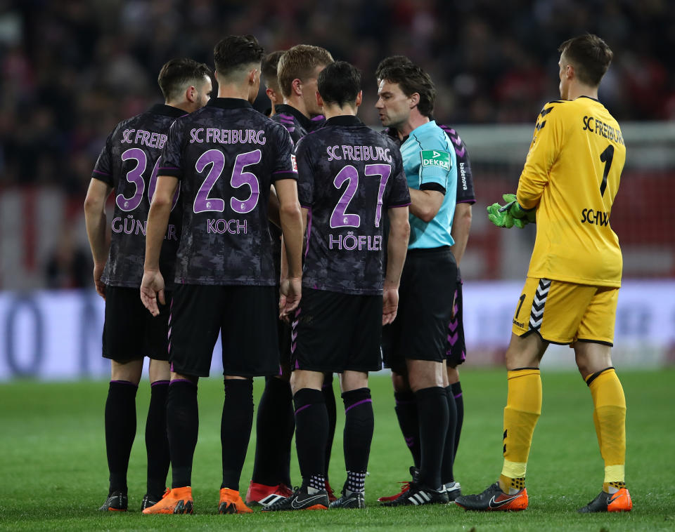 Freiburg players challenge referee Guido Winkmann…