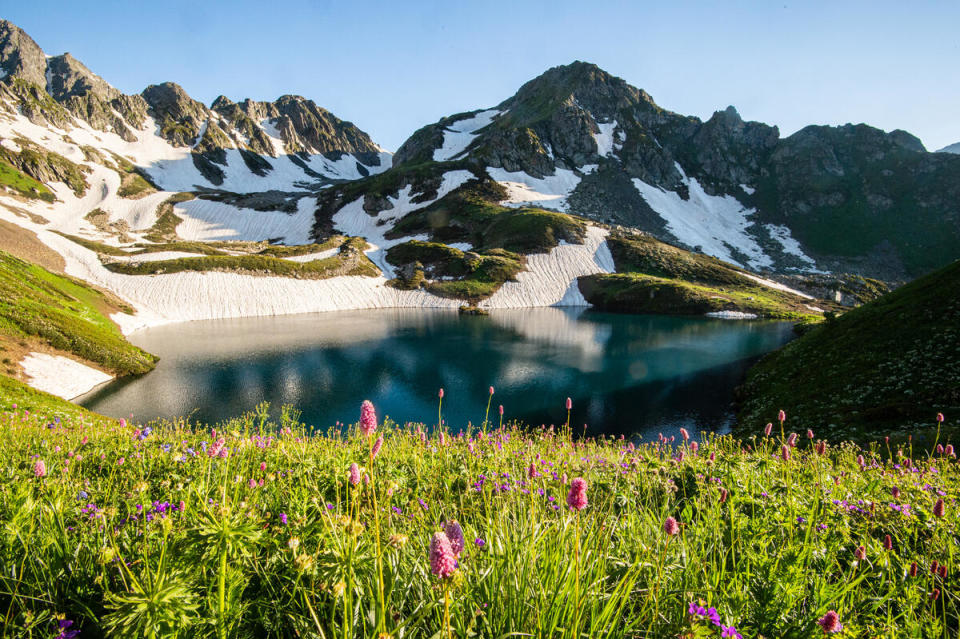 俄羅斯索契國家公園（Sochi National Park）中，美麗的Turya山和藍湖（Blue Lake）。