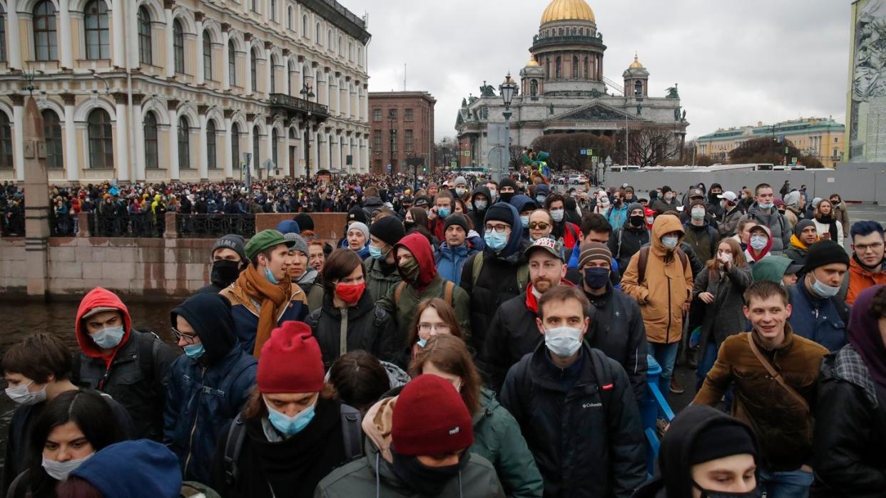 Die russischen Behörden hatten davor gewarnt, an den nicht genehmigten Protesten für Kremlgegner Nawalny teilzunehmen. Viele Russinnen und Russen hielt das nicht ab - wie hier in St. Petersburg.