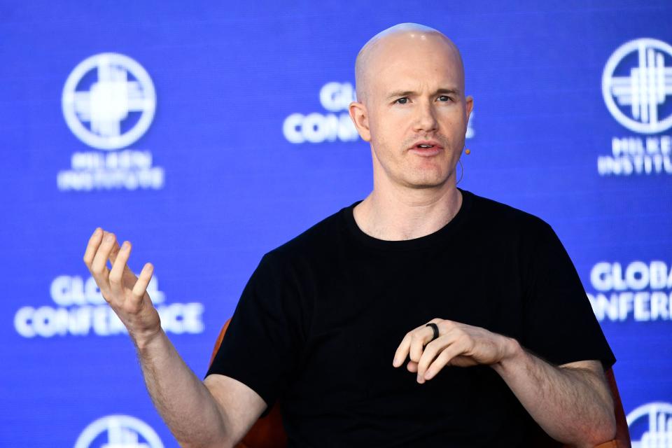 Brian Armstrong, ຊີອີໂອ ແລະຜູ້ຮ່ວມກໍ່ຕັ້ງ, Coinbase, ກ່າວໃນລະຫວ່າງກອງປະຊຸມສາກົນຂອງສະຖາບັນ Milken ໃນວັນທີ 2 ພຶດສະພາ 2022 ທີ່ເມືອງ Beverly Hills, ລັດ California. (ພາບໂດຍ Patrick T. FALLON / AFP) (ພາບໂດຍ PATRICK T. FALLON/AFP ຜ່ານຮູບພາບ Getty)