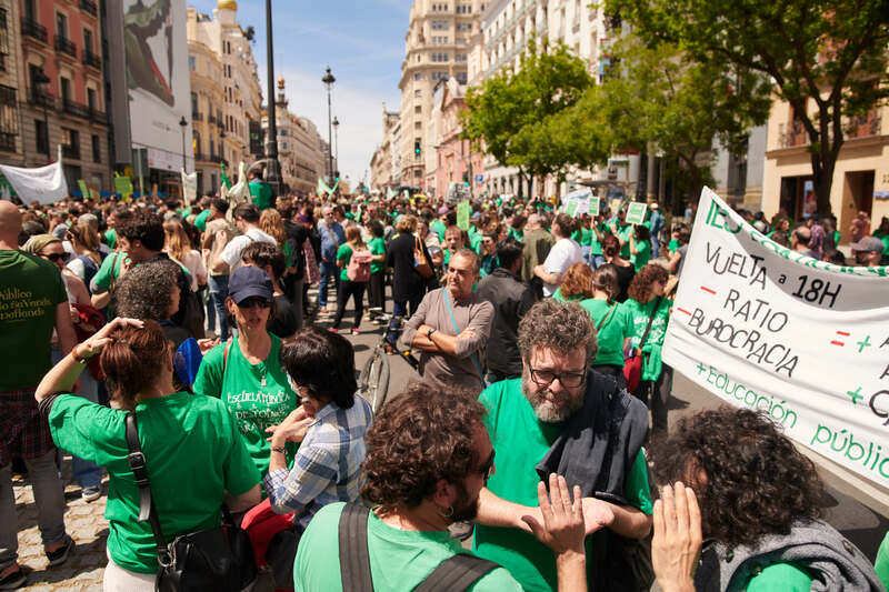 西班牙馬德里公立中小學逾5萬教師走上街頭抗議 馬德里公立中小學逾5萬名教師8日罷課，走上街頭示 威抗議，訴求「減少教學時數、降低師生比例、實現 薪資平等、改革官僚作風」。 中央社記者胡家綺馬德里攝  113年5月9日 