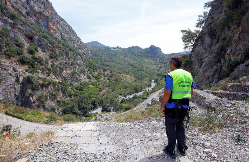 Les recherches se sont poursuivies mardi dans les gorges du Raganello, destination prisée des randonneurs dans le sud de l'Italie, où la crue soudaine d'un torrent à la suite de fortes chutes de pluie a fait au moins dix morts lundi. /Photo prise le 21 août 2018/REUTERS/Ciro De luca