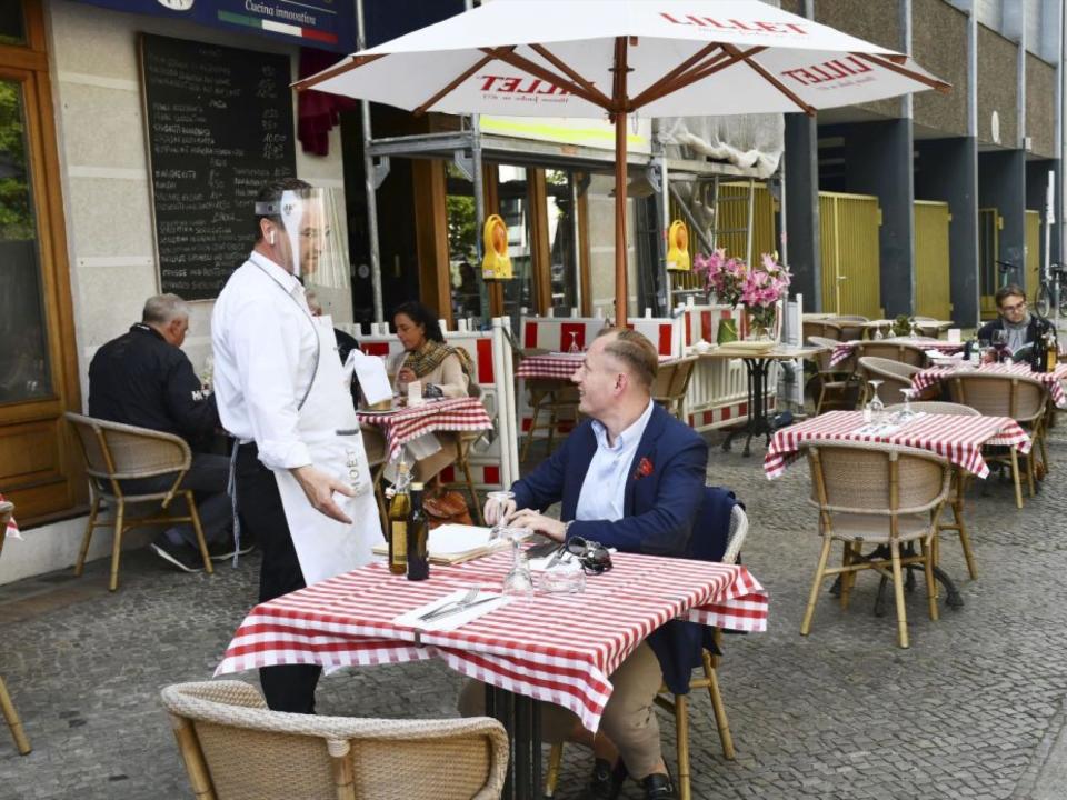 Restaurant server visor Germany May 2020