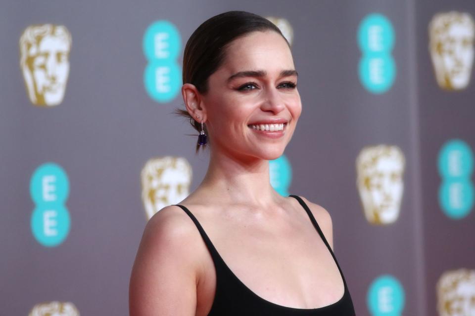 Anstatt sich während der Pandemie aufgrund fehlender Auftritts- und Arbeitsmöglichkeiten zurückzuziehen, setzte sich Emilia Clarke für mehrere wohltätig Zwecke ein, um die Folgen der Krise abzufedern: So startete sie eine Spendenaktion, um zusätzliche Betten für Corona-Patienten zu schaffen. (Bild: Lia Toby/Getty Images)