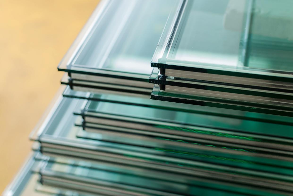 Sheets of Factory manufacturing tempered clear float glass panels cut to size