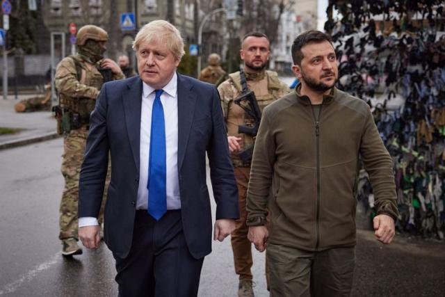 El primer ministro brit&#xe1;nico, Boris Johnson, y el presidente de Ucrania, Volodimir Zelensky, con su tradicional buzo