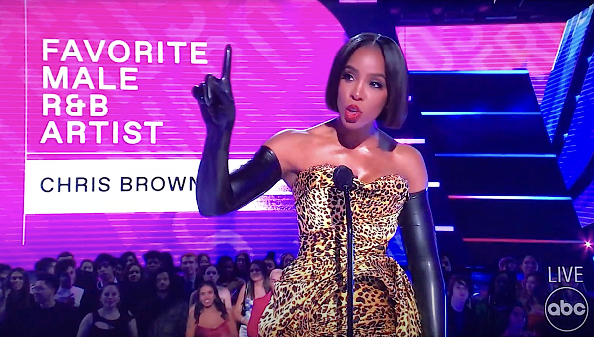 Kelly Rowland defends Chris Brown tells booing crowd to ‘chill out’ at AMAs ceremony – Yahoo Entertainment