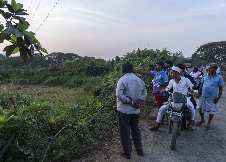 Lugareños tratan de detectar un cachorro de leopardo en el Parque Nacional Sanjay Gandhi de Mumbai (India) el 8 de abril del 2022. (AP Photo/Rafiq Maqbool)