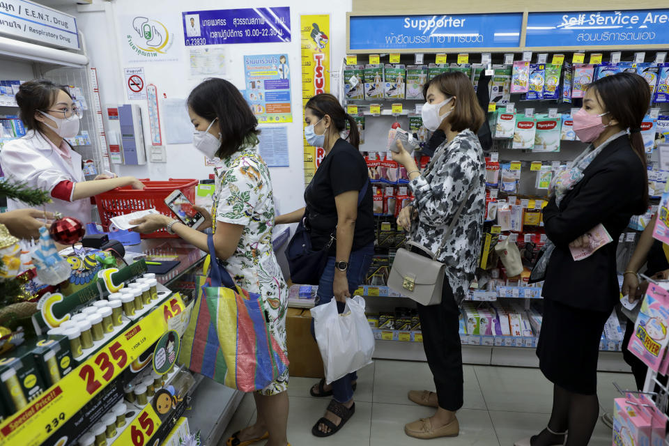  People queue at a pharmacy to�buy face�masks at Siam square, following the outbreak. Bangkok is facing a shortage of protective surgical masks. The coronavirus originating from Wuhan China has spread across Asia causing panic in multiple countries inducing Thailand. Thailand has detected 25 cases. The virus has so far killed at least 425 people with over 20627 confirmed cases worldwide. (Photo by Patipat Janthong / SOPA Images/Sipa USA) 