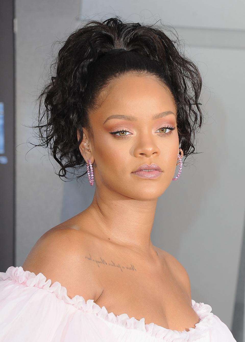 Rihanna tiene un problema con la cola de su vestido en la premiere de su película