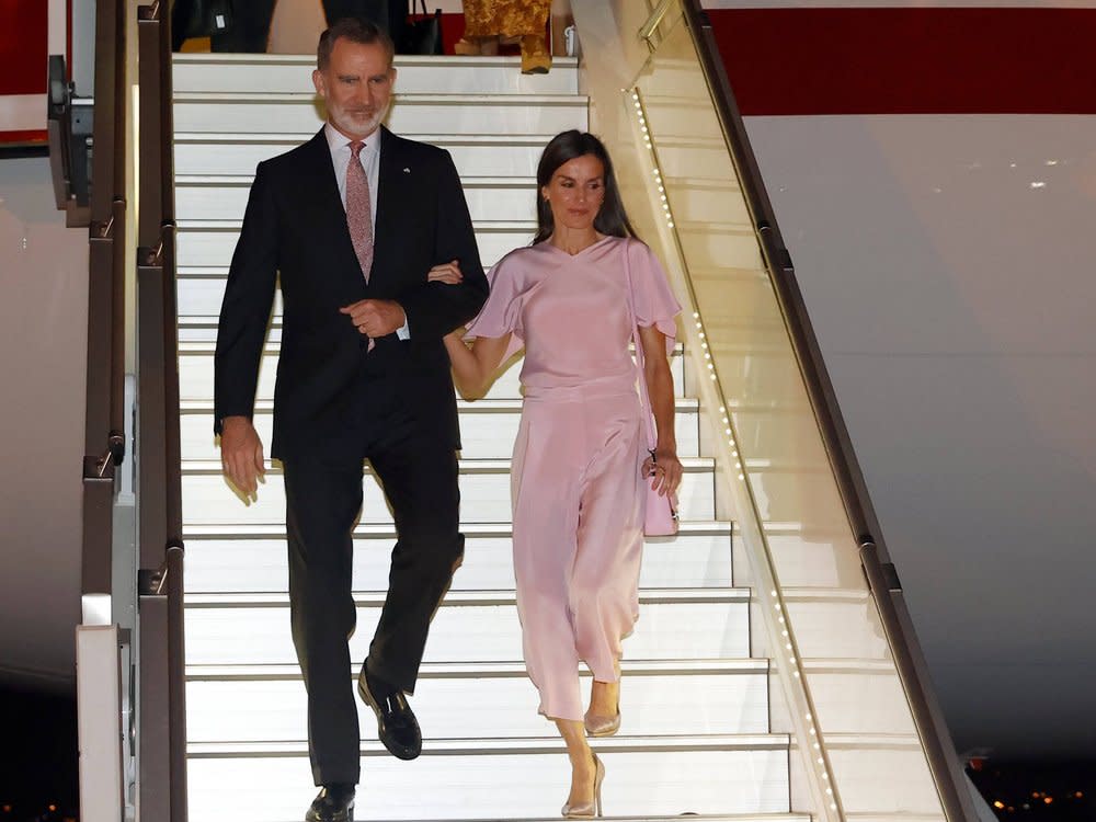 Königin Letizia und König Felipe von Spanien bei der Ankunft in Angola. (Bild: imago/PPE)