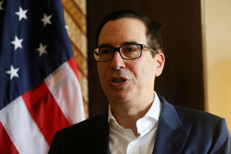 Le secrétaire américain au Trésor Steven Mnuchin (photo) et le ministre français de l'Economie et des Finances sont venus grossir jeudi la liste des responsables politiques et chefs d'entreprise qui ont décidé de boycotter le sommet économique de Ryad en raison de la disparition inexpliquée du journaliste saoudien Jamal Khashoggi. /Photo prise le 12 octobre 2018/REUTERS/Johannes P. Christo