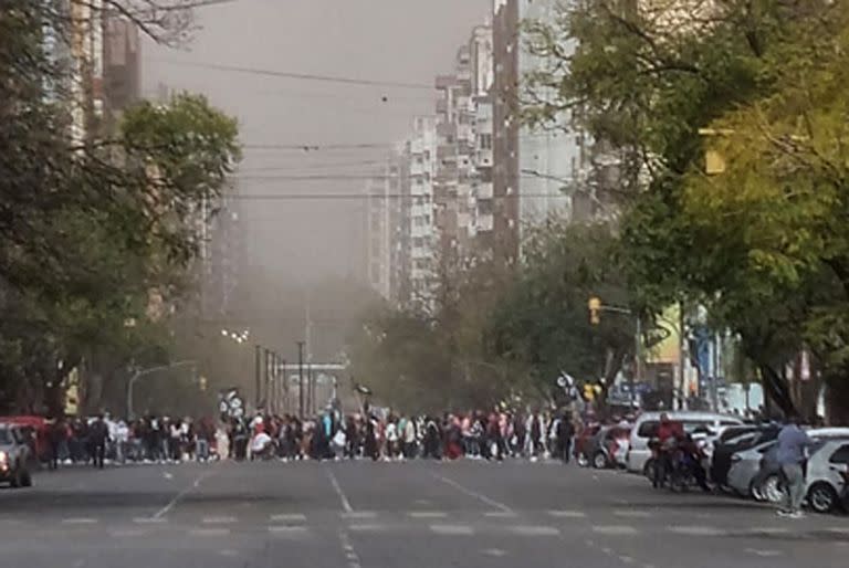 Humo en la ciudad de Córdoba que llega por los incendios en las sierras