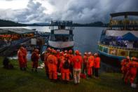 Divers seek bodies as boatmen recount deadly Colombia wreck